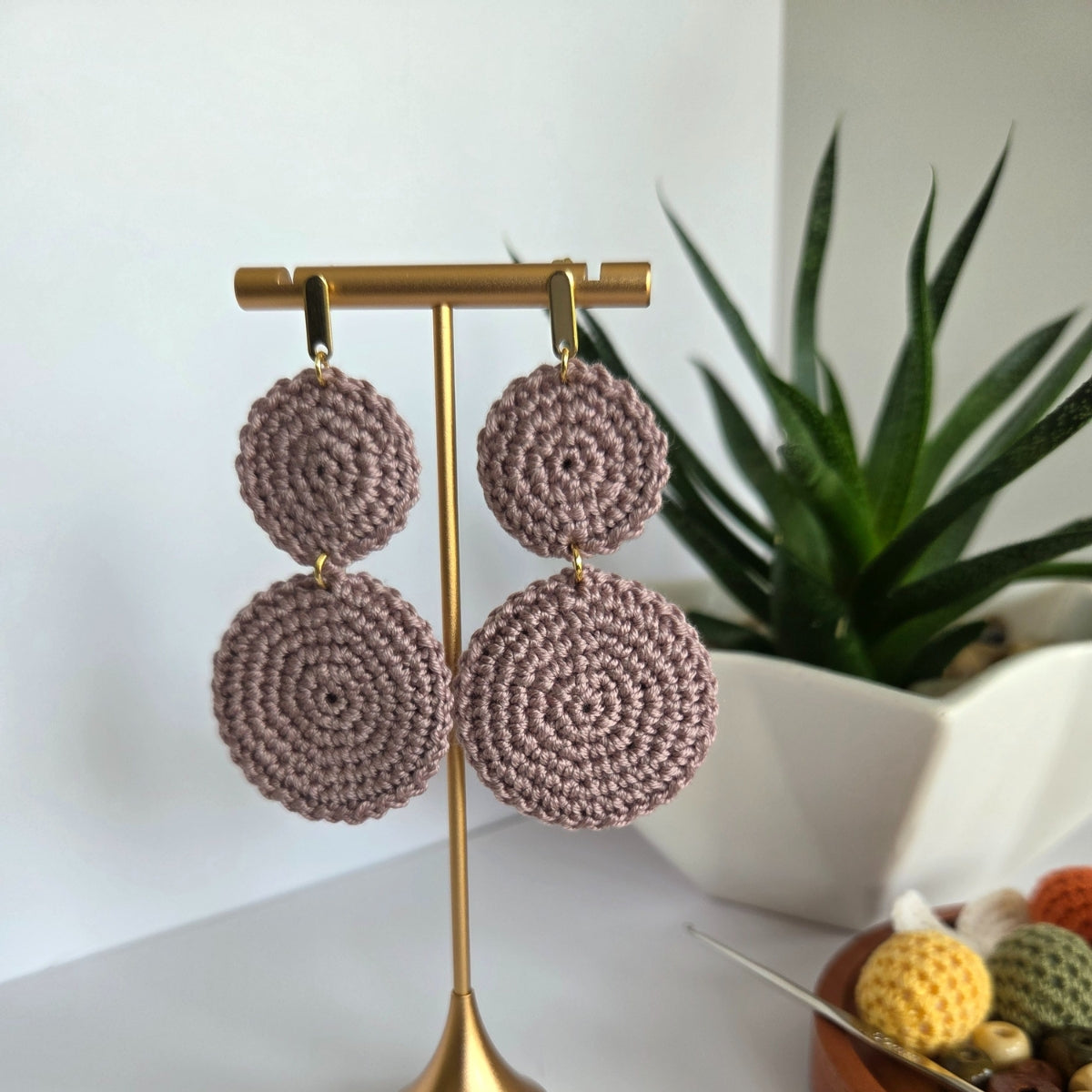 Dusty mauve gold-plated crochet earring for sensitive ear with double circle style earring